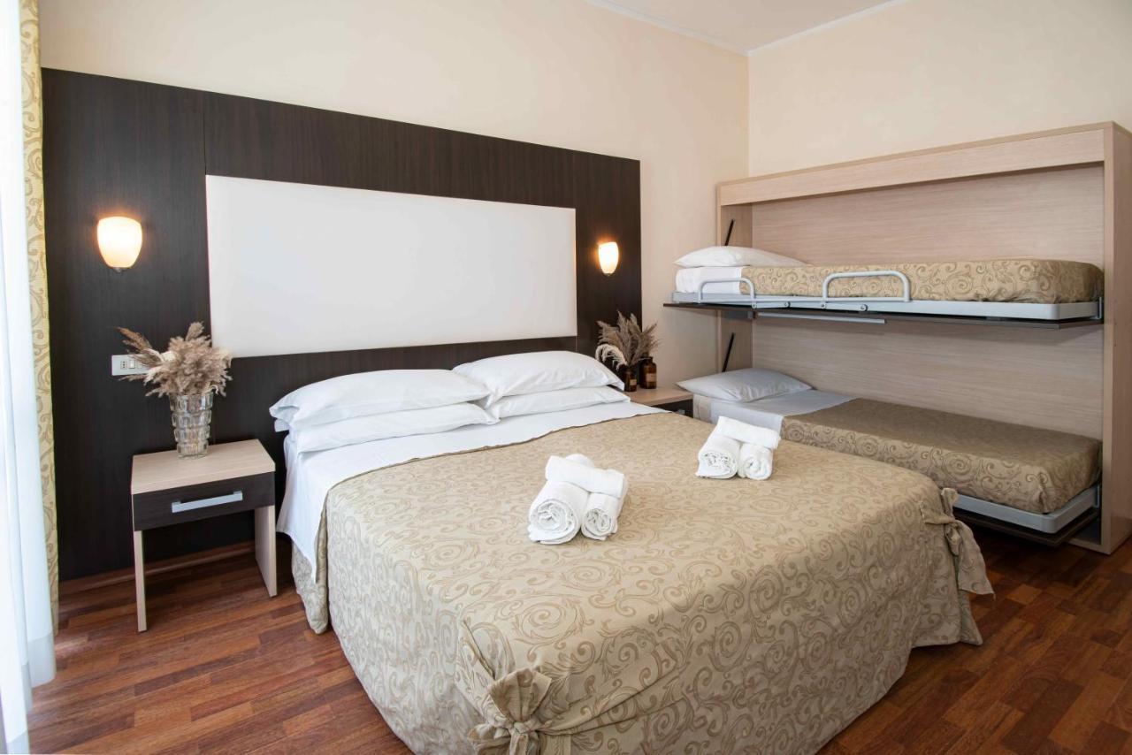 Hotel Baby B&B Milano Marittima Exteriör bild