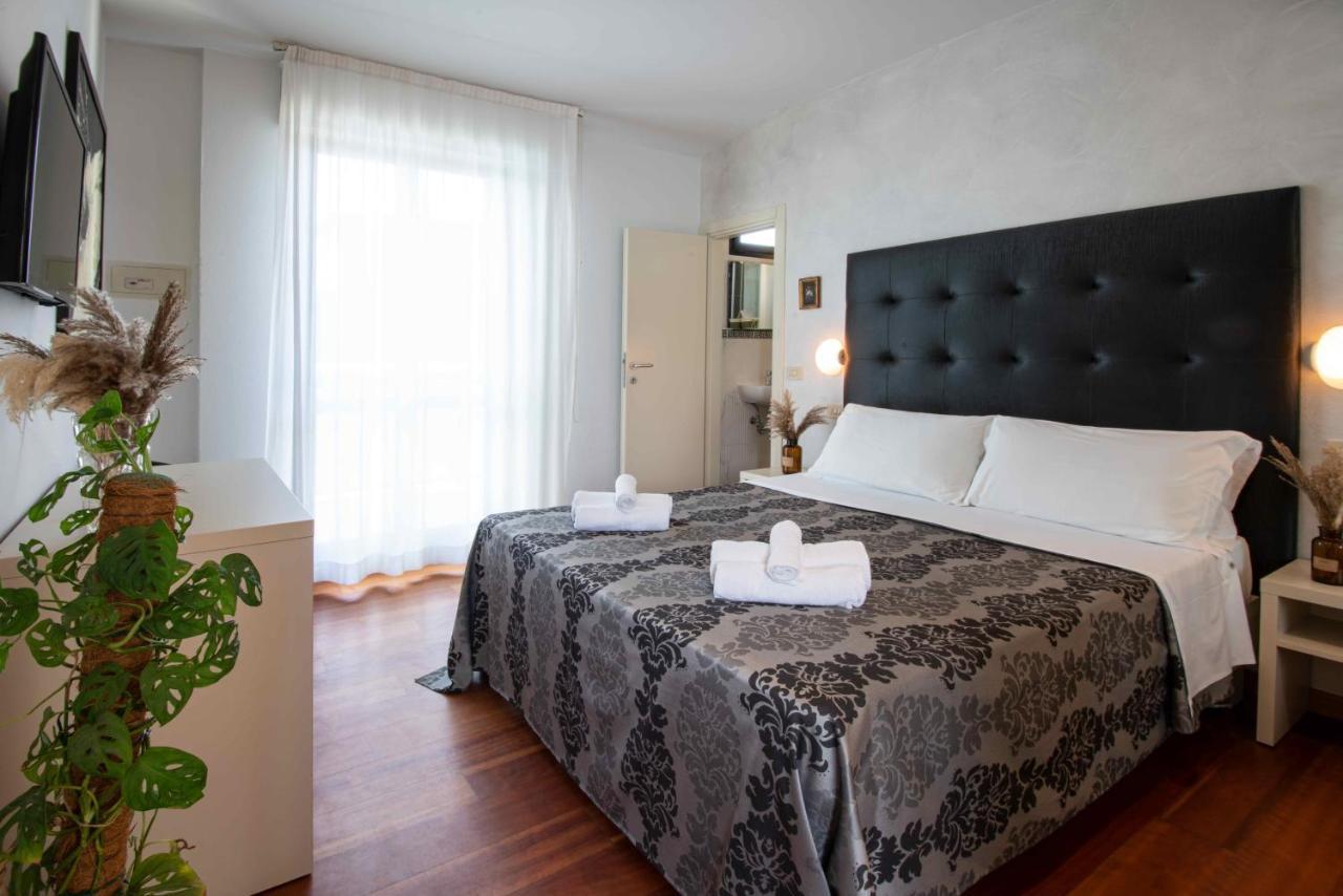 Hotel Baby B&B Milano Marittima Exteriör bild
