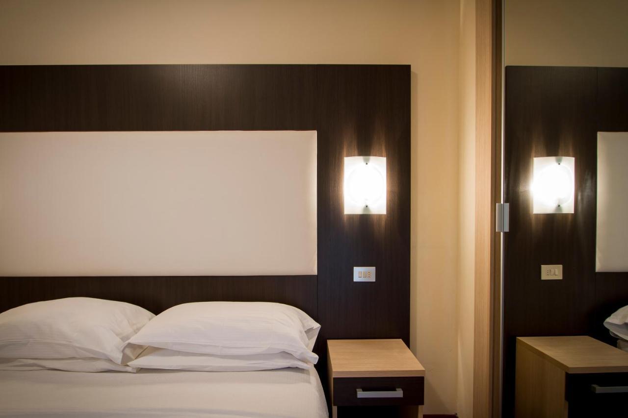 Hotel Baby B&B Milano Marittima Exteriör bild