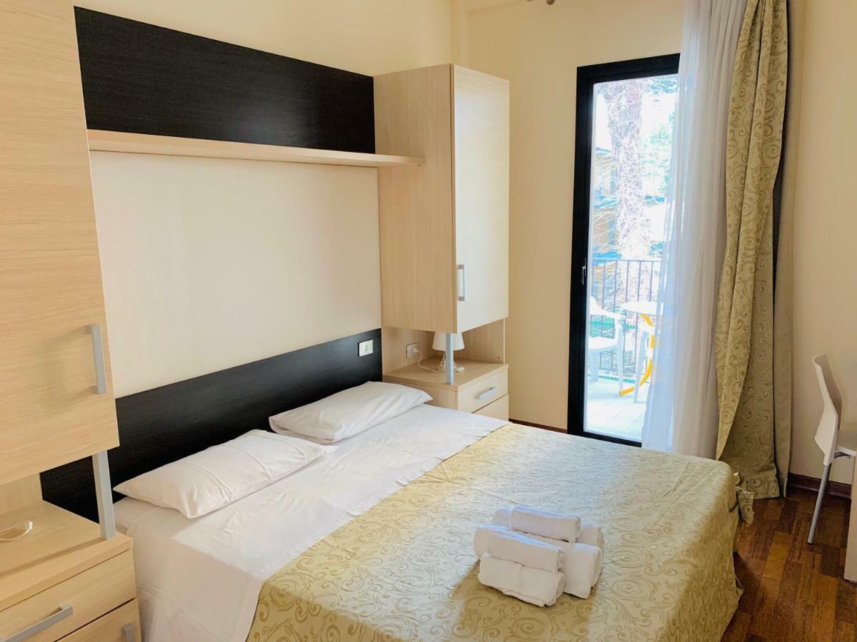 Hotel Baby B&B Milano Marittima Exteriör bild