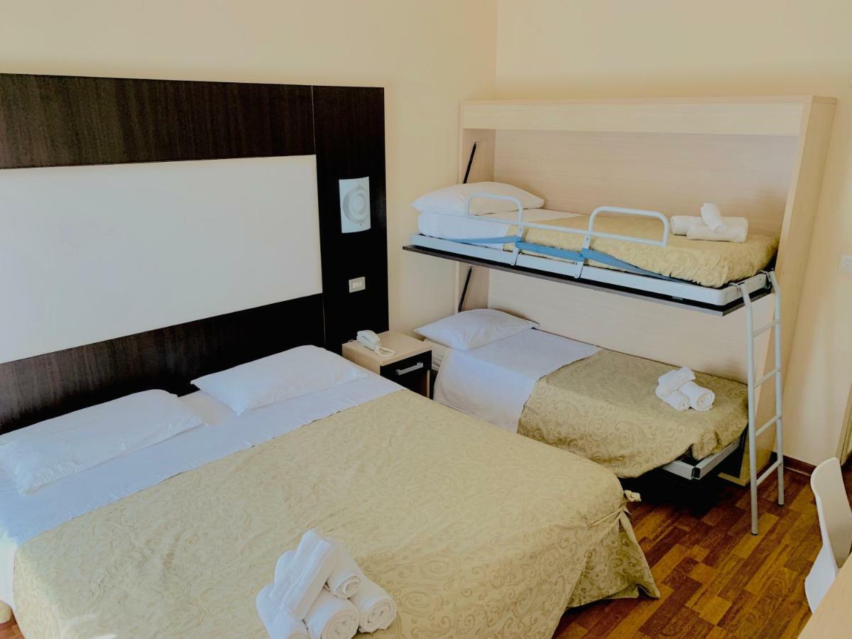 Hotel Baby B&B Milano Marittima Exteriör bild