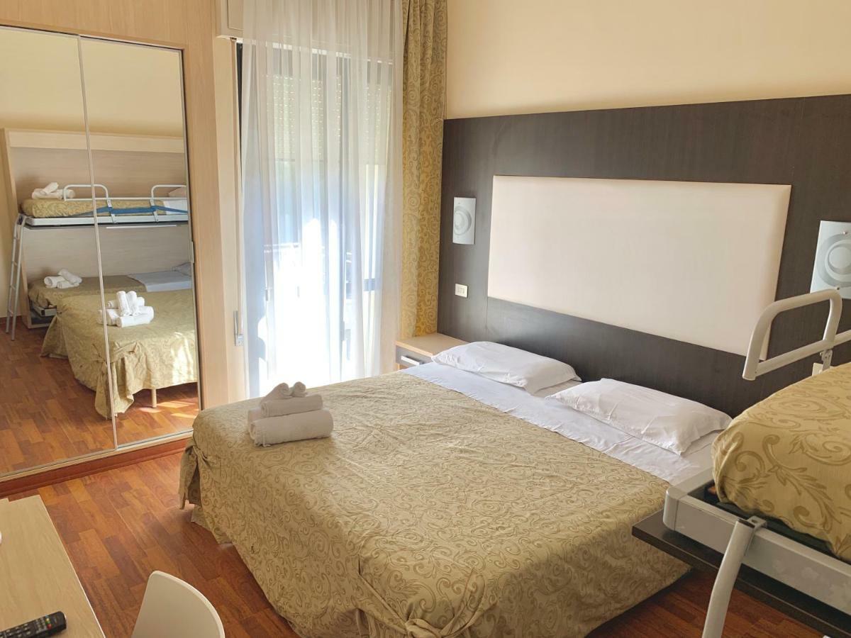Hotel Baby B&B Milano Marittima Exteriör bild